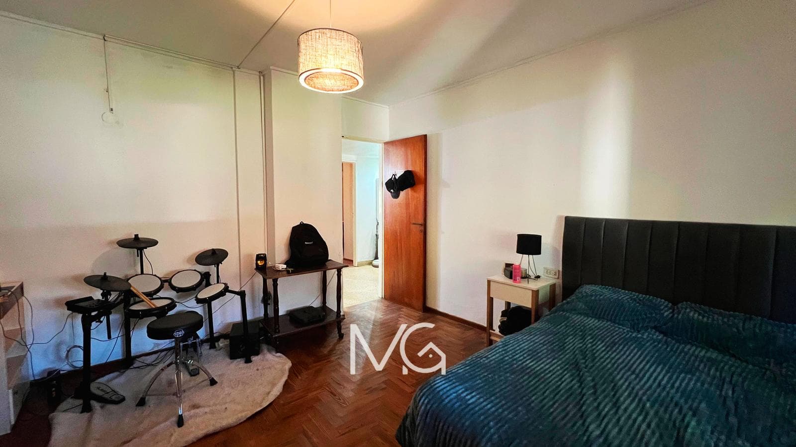 House for Sale with Two Street-Facing Sides and a Park in Adrogue