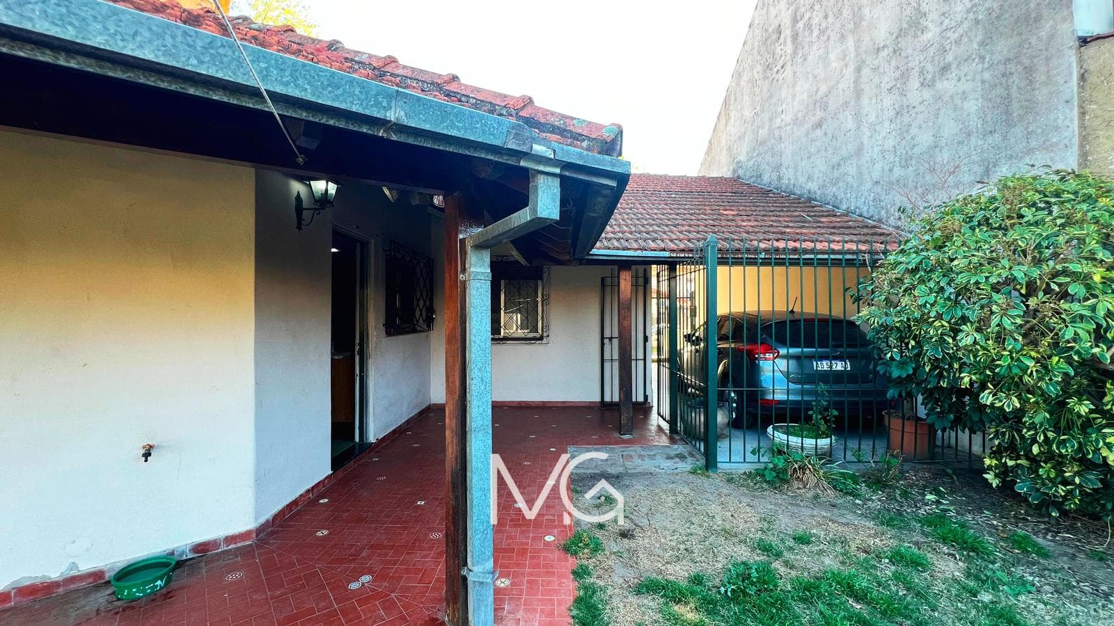 House for Sale with Two Street-Facing Sides and a Park in Adrogue