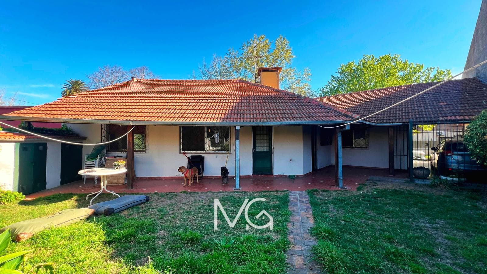 House for Sale with Two Street-Facing Sides and a Park in Adrogue