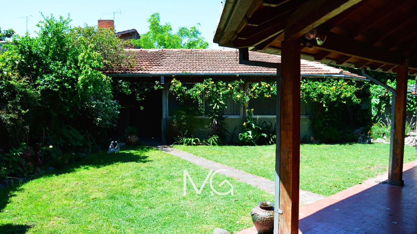 House for Sale with Two Street-Facing Sides and a Park in Adrogue