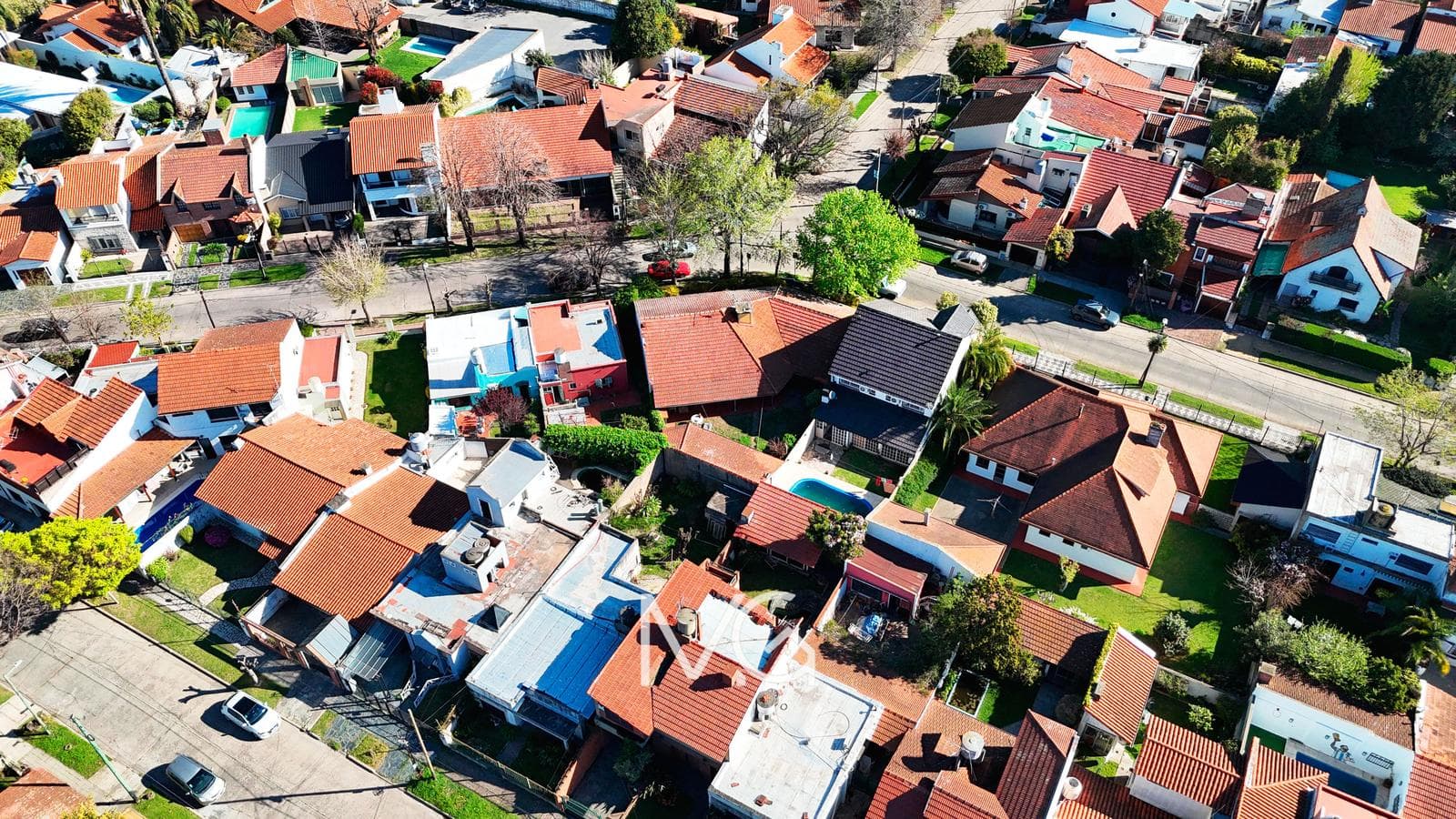 House for Sale with Two Street-Facing Sides and a Park in Adrogue