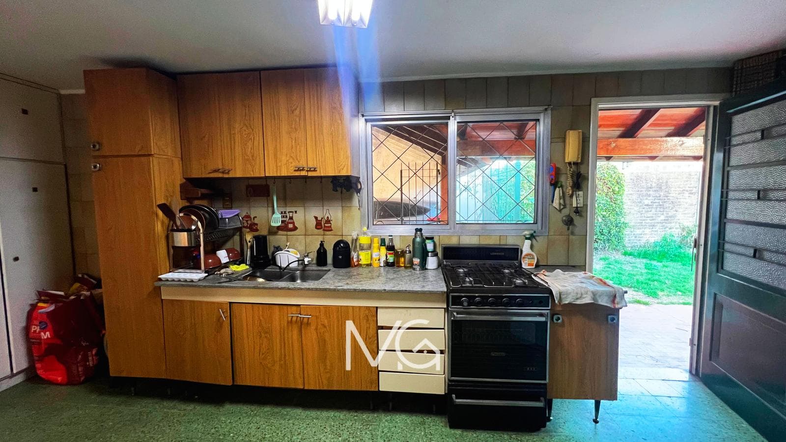 House for Sale with Two Street-Facing Sides and a Park in Adrogue