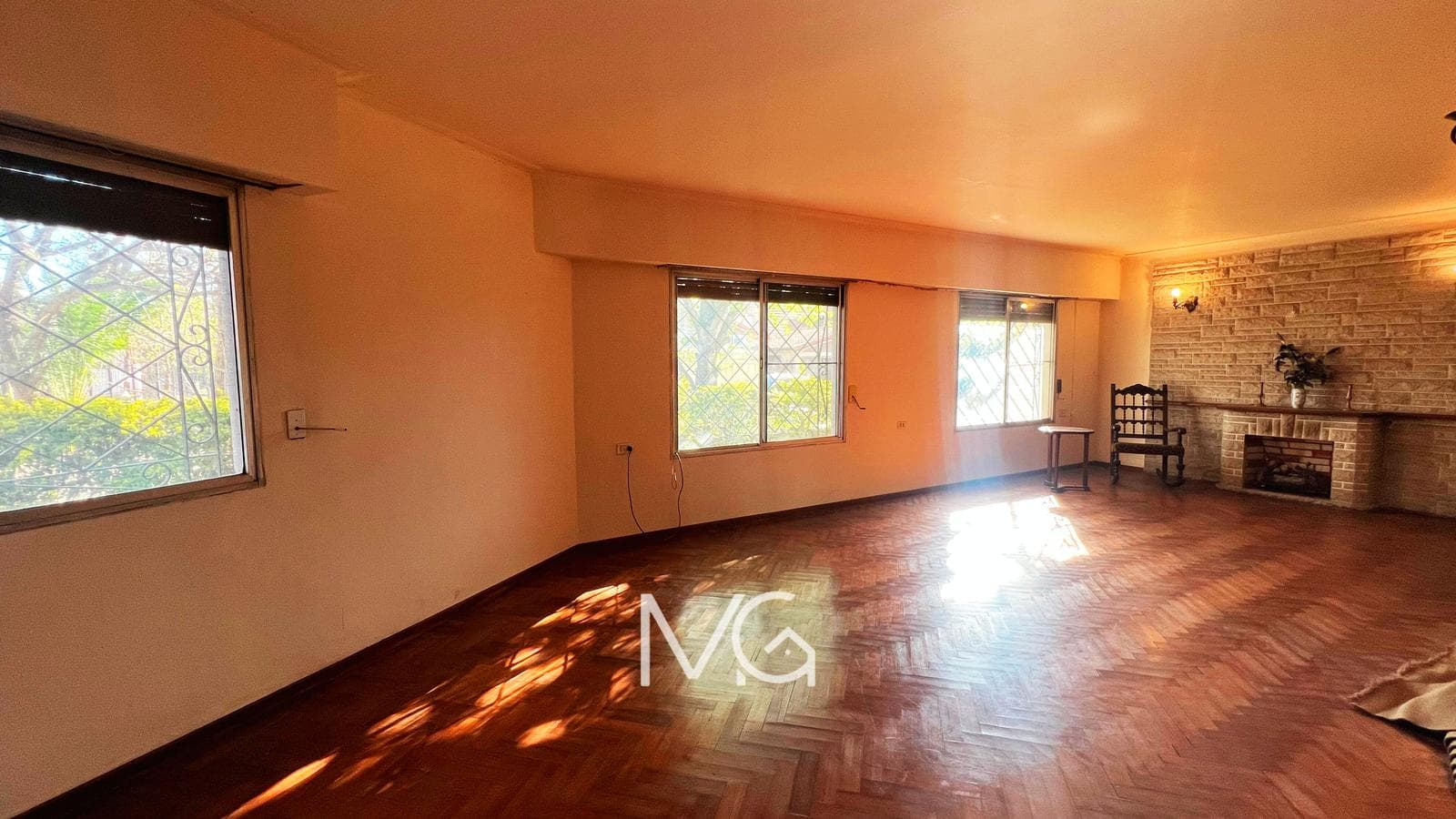 House for Sale with Two Street-Facing Sides and a Park in Adrogue