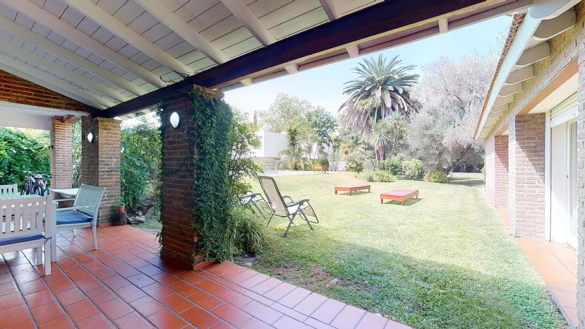 House for sale in Gonnet: 485 between 20th and 21st. Lot size: 30 x 60. 370 m² of floor space. Excellent condition. Pool