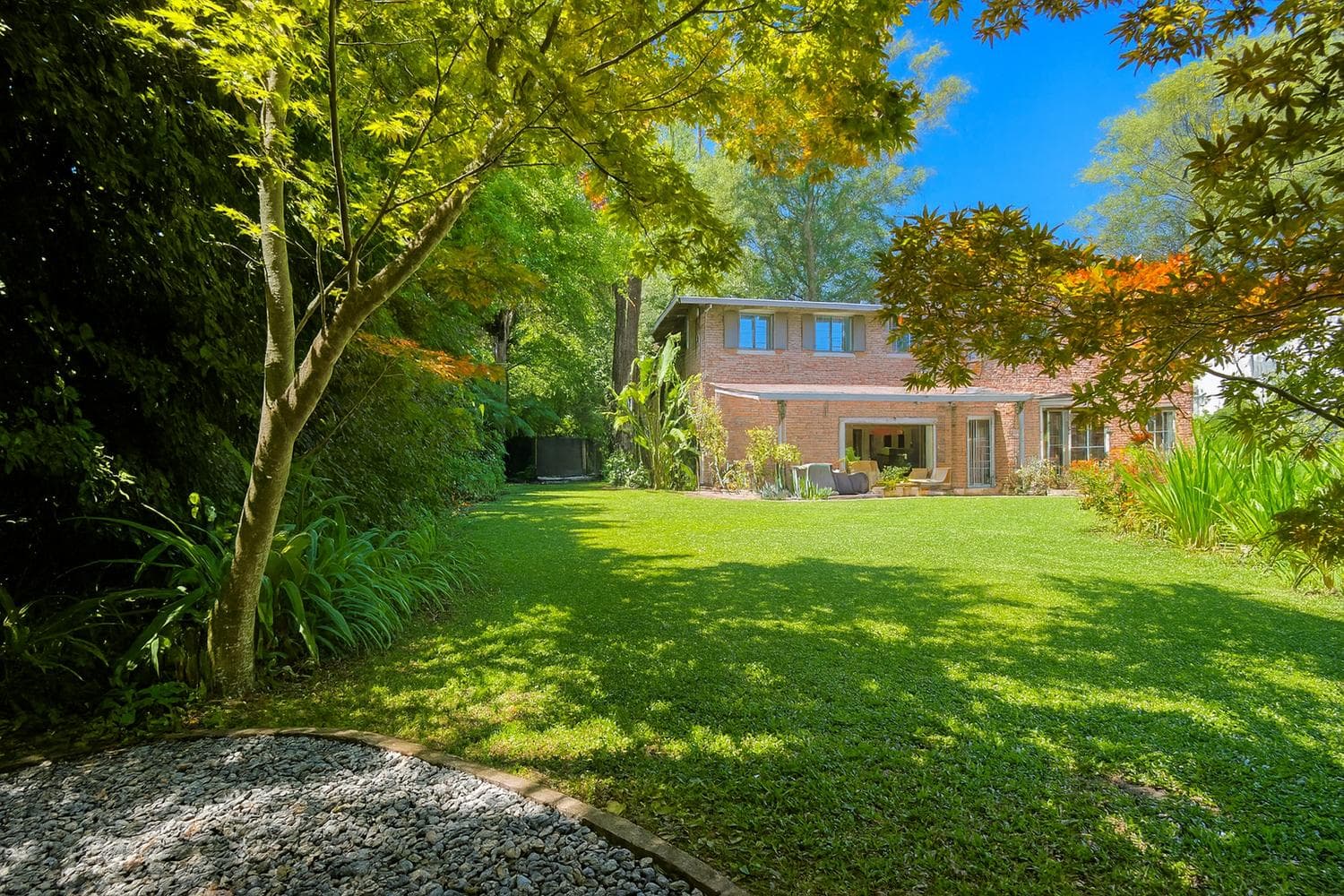 House for Sale: 5 bedrooms, guest house, large yard, and pool—right in the heart of Lomas de San Isidro.