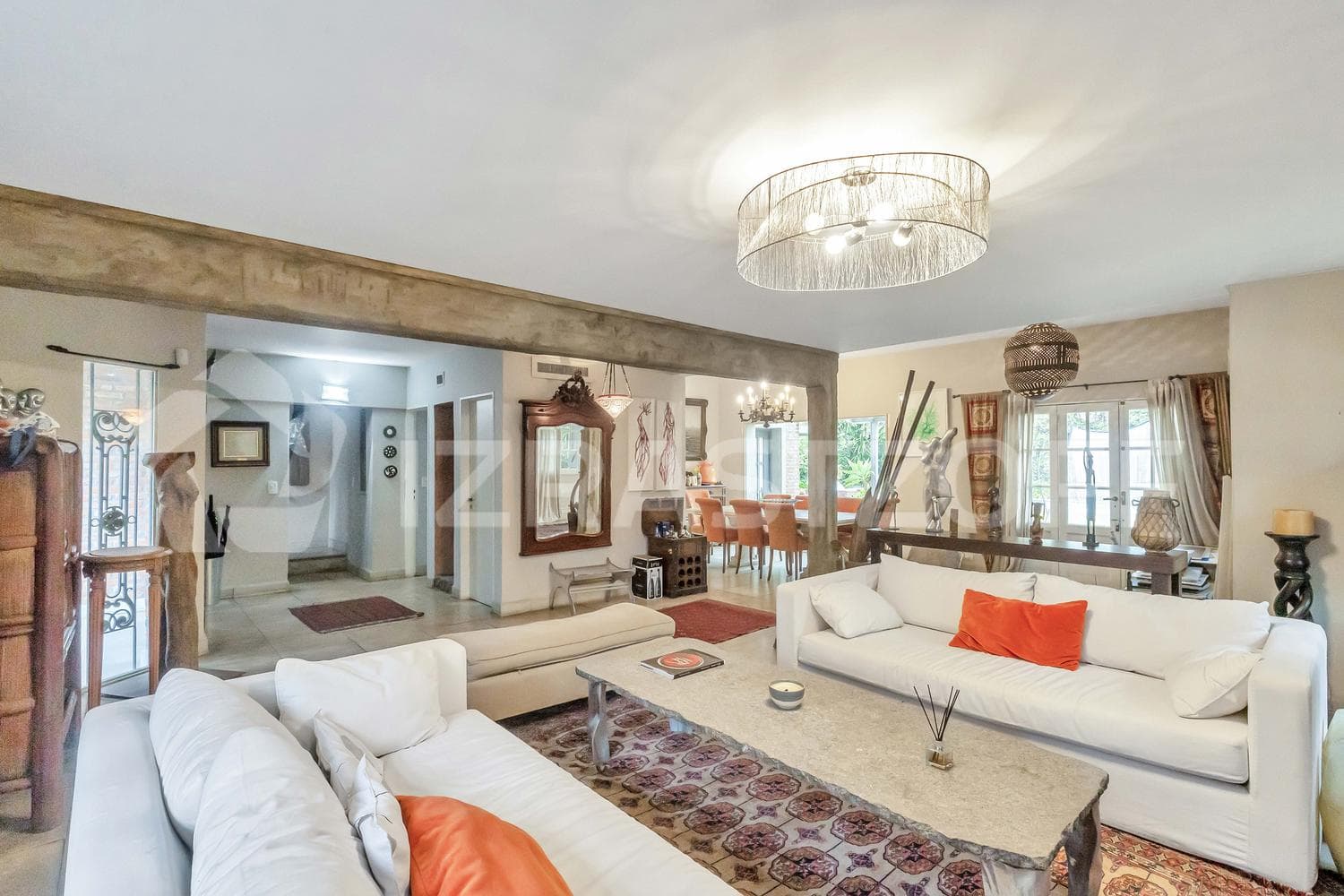 House for Sale: 5 bedrooms, guest house, large yard, and pool—right in the heart of Lomas de San Isidro.
