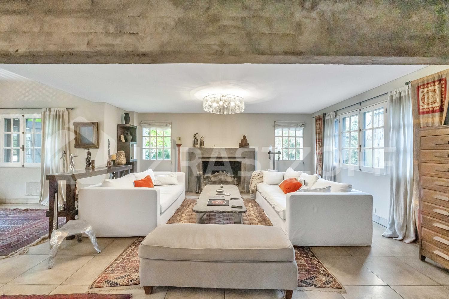 House for Sale: 5 bedrooms, guest house, large yard, and pool—right in the heart of Lomas de San Isidro.