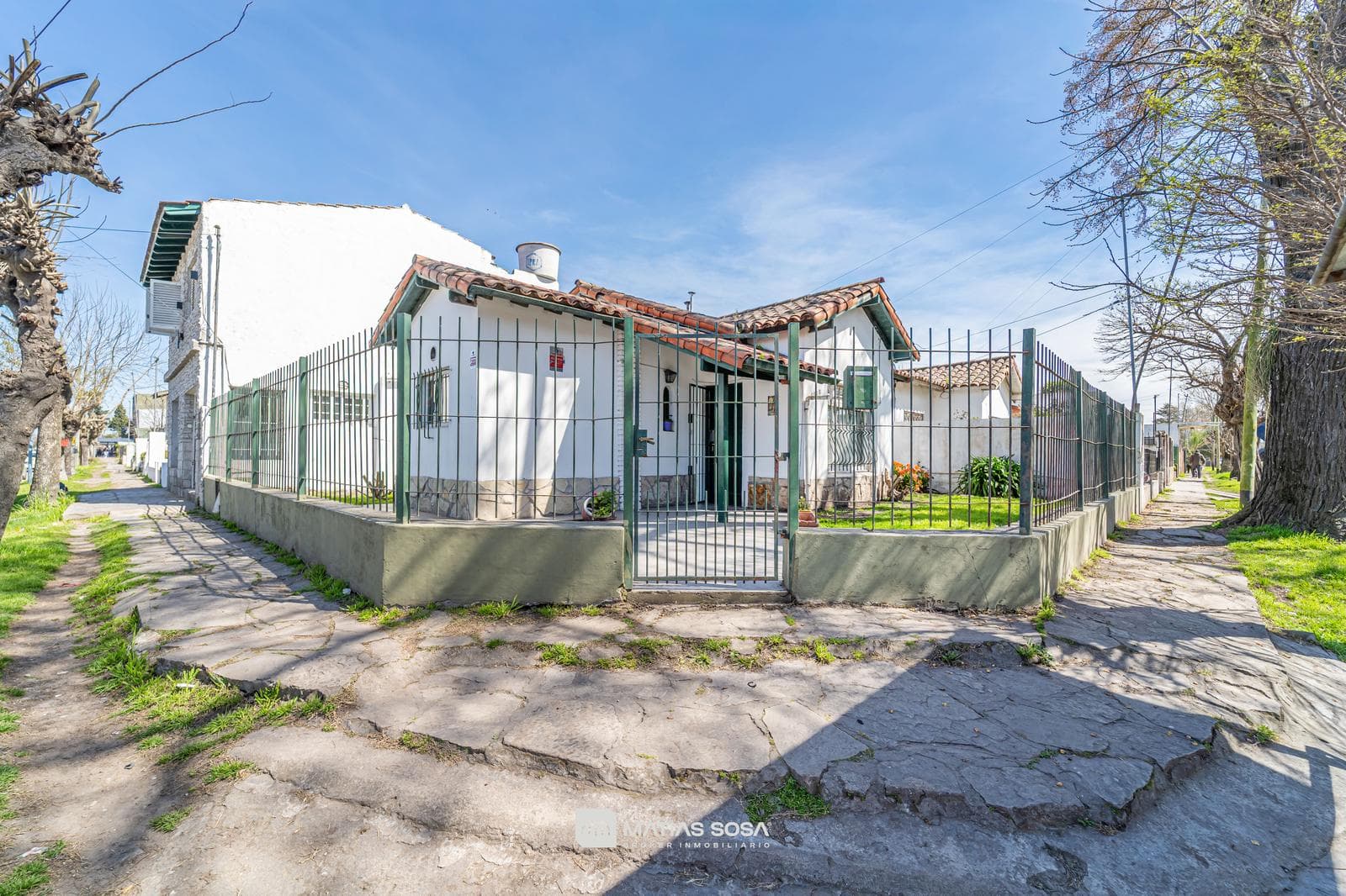 For Sale - 3-room house with a patio - Regional Area - Eligible for a mortgage