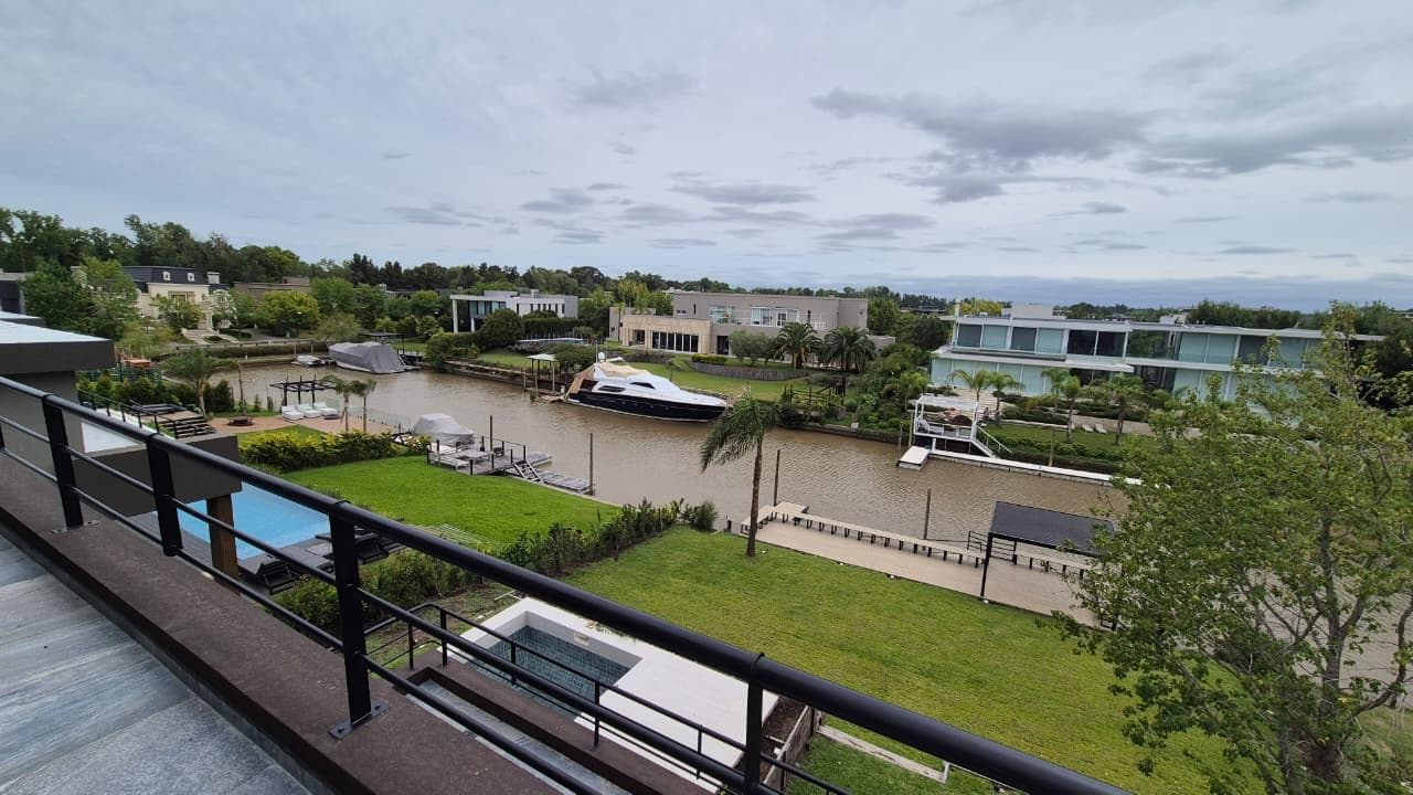 Very Nice House - The Yacht