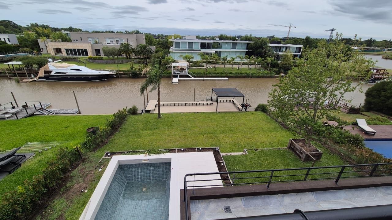 Very Nice House - The Yacht