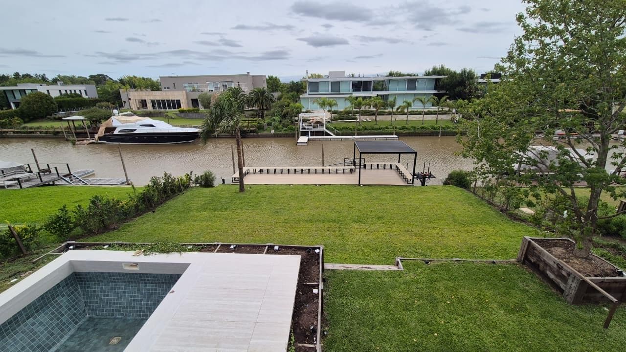 Very Nice House - The Yacht