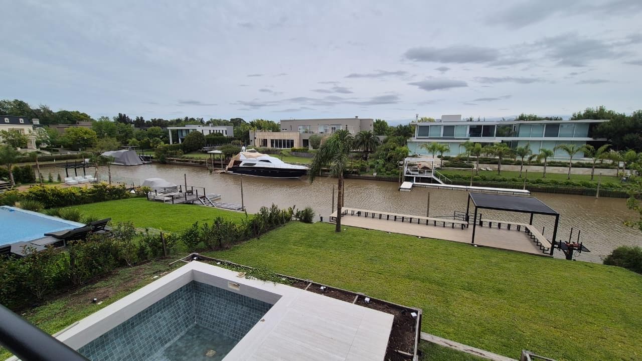 Very Nice House - The Yacht