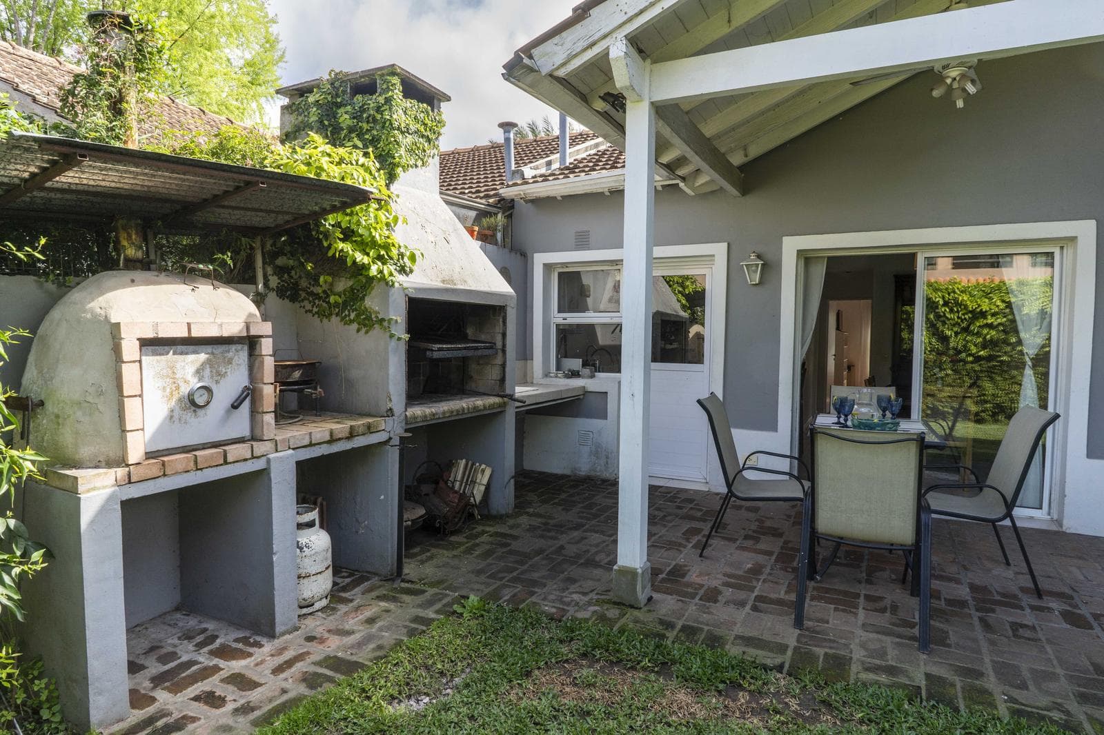 Single-story house in the Los Alamos neighborhood (Rincon de Milberg), with a pool