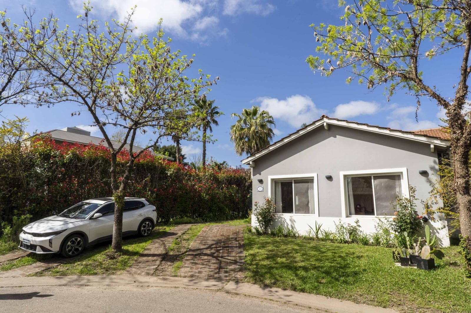 Single-story house in the Los Alamos neighborhood (Rincon de Milberg), with a pool
