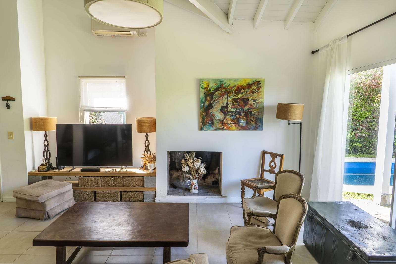 Single-story house in the Los Alamos neighborhood (Rincon de Milberg), with a pool