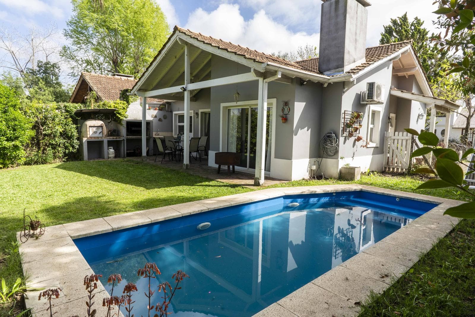 Single-story house in the Los Alamos neighborhood (Rincon de Milberg), with a pool