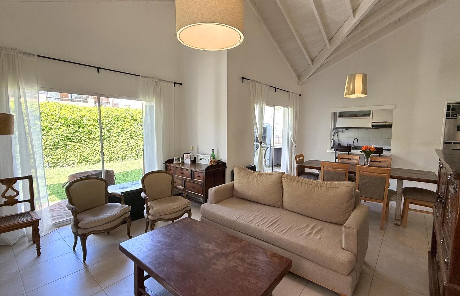 Single-story house in the Los Alamos neighborhood (Rincon de Milberg), with a pool