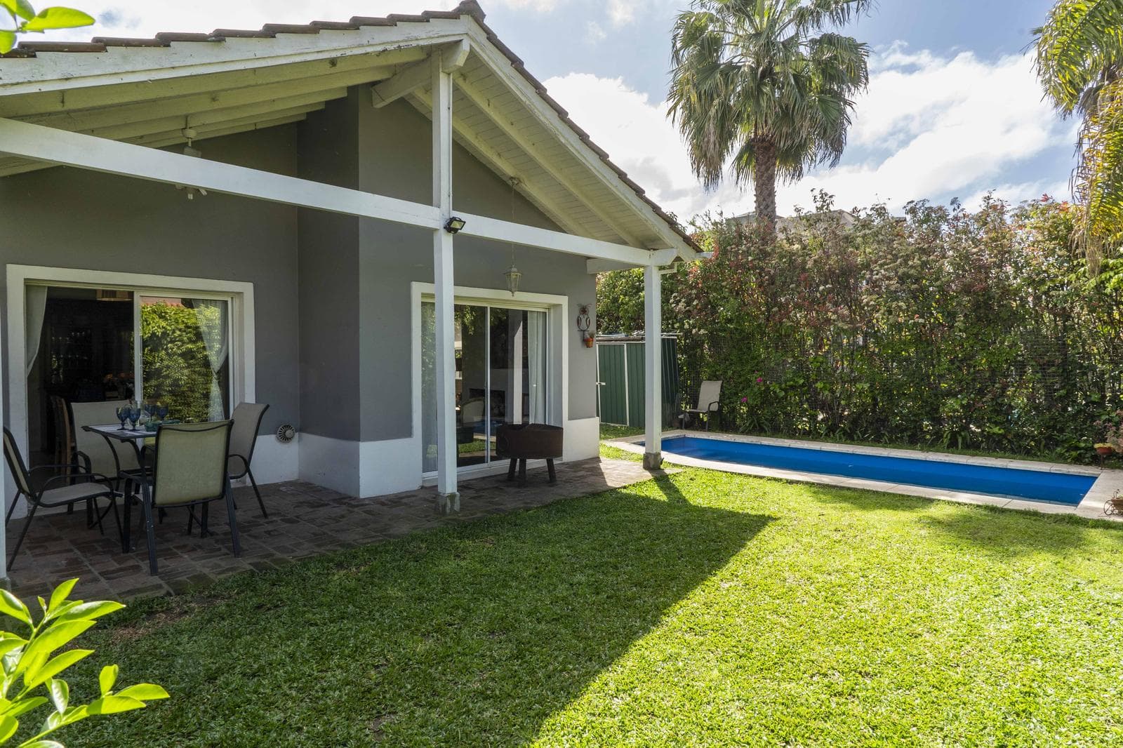 Single-story house in the Los Alamos neighborhood (Rincon de Milberg), with a pool