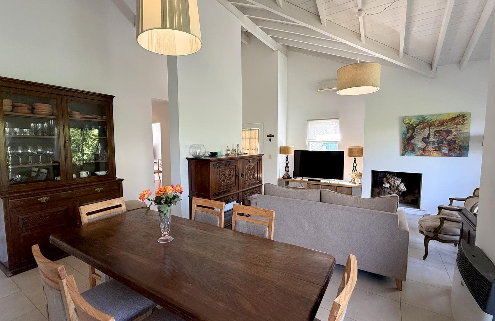 Single-story house in the Los Alamos neighborhood (Rincon de Milberg), with a pool