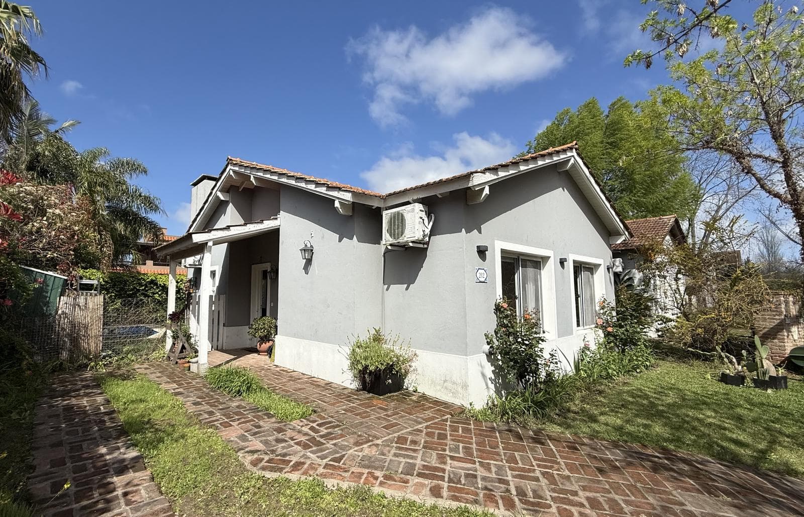 Single-story house in the Los Alamos neighborhood (Rincon de Milberg), with a pool