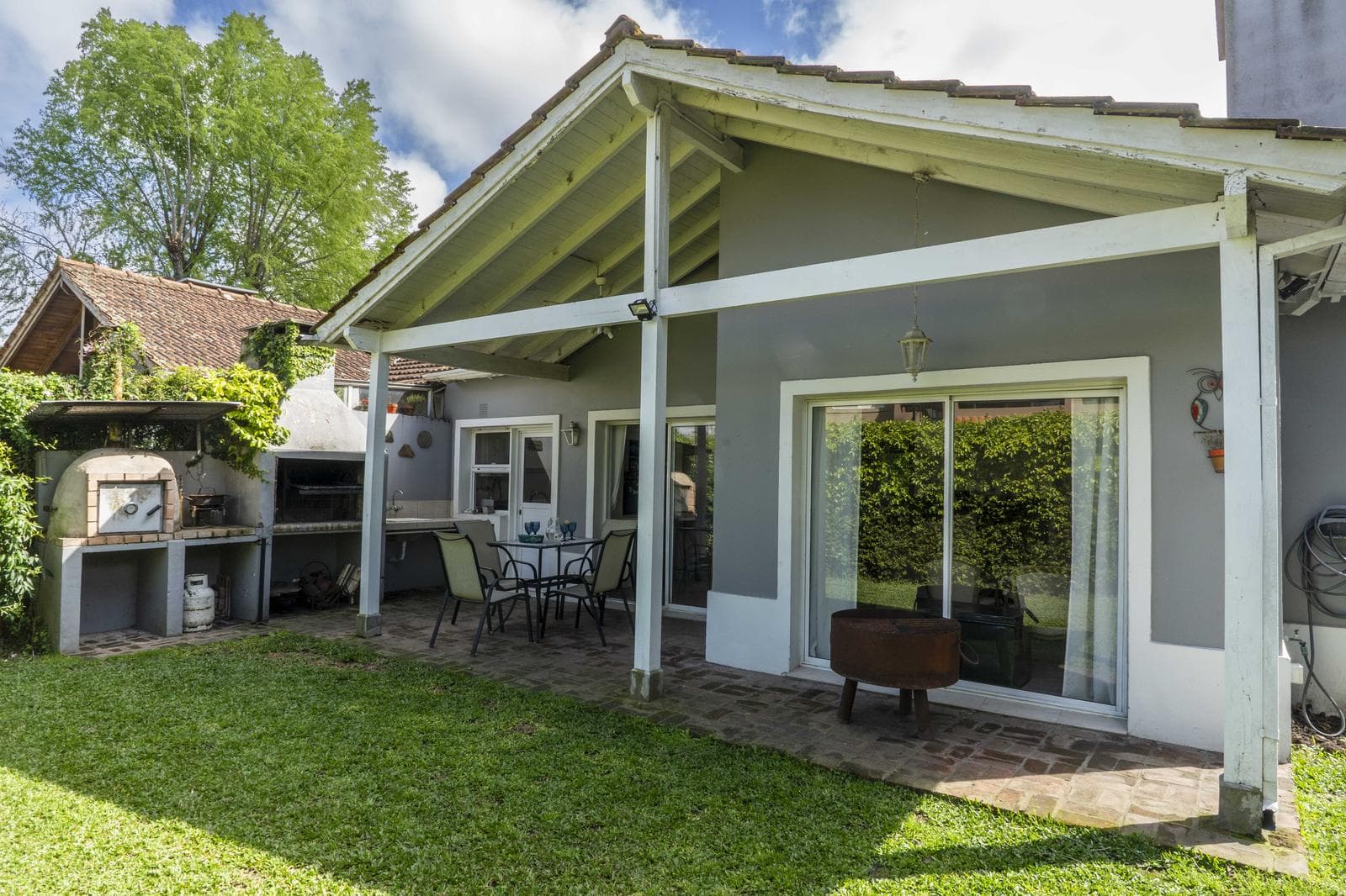 Single-story house in the Los Alamos neighborhood (Rincon de Milberg), with a pool