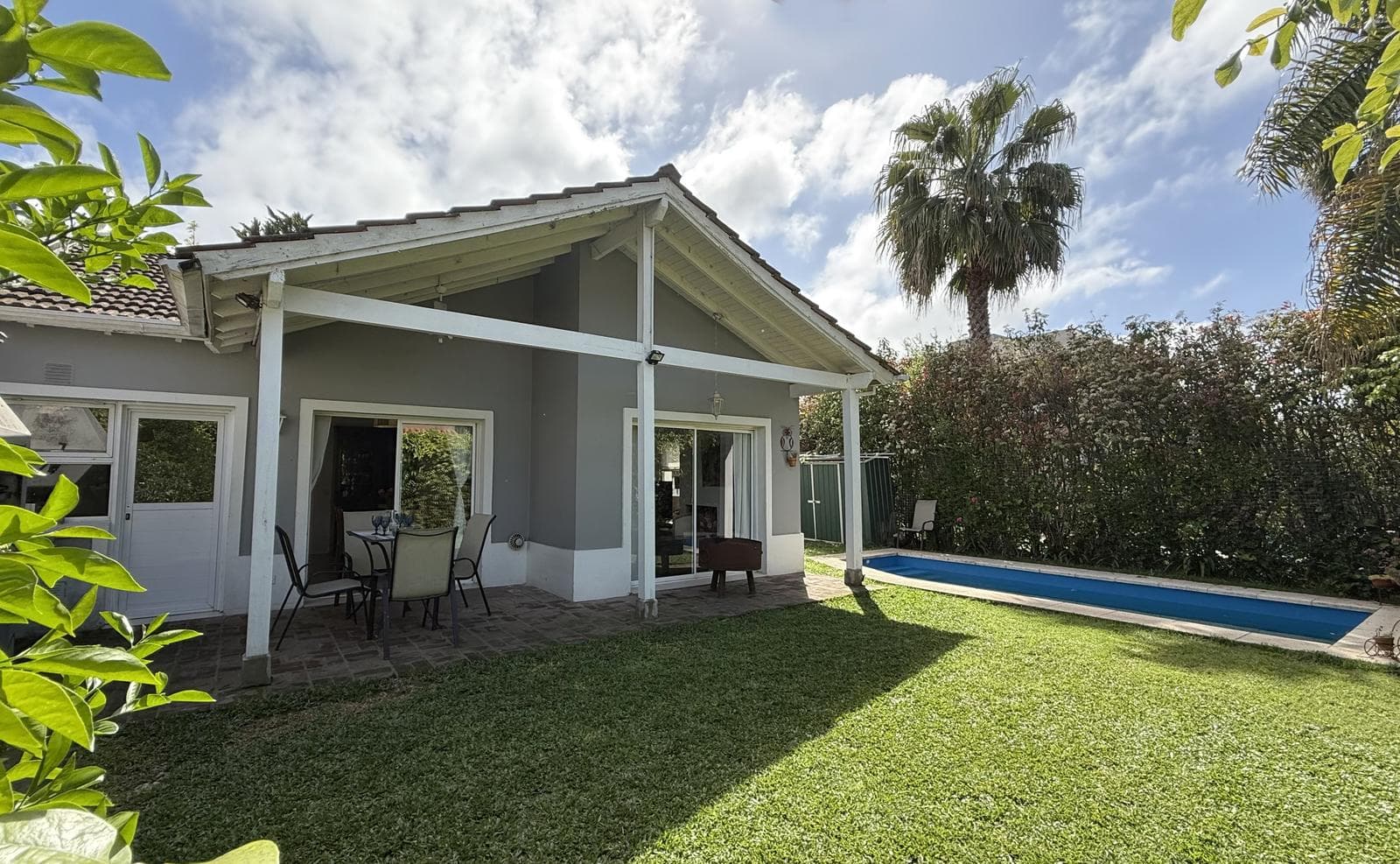 Single-story house in the Los Alamos neighborhood (Rincon de Milberg), with a pool