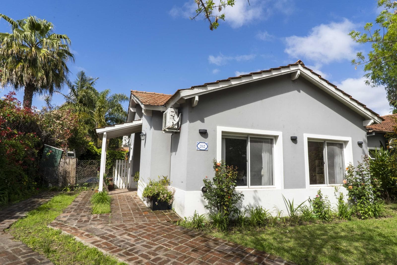 Single-story house in the Los Alamos neighborhood (Rincon de Milberg), with a pool