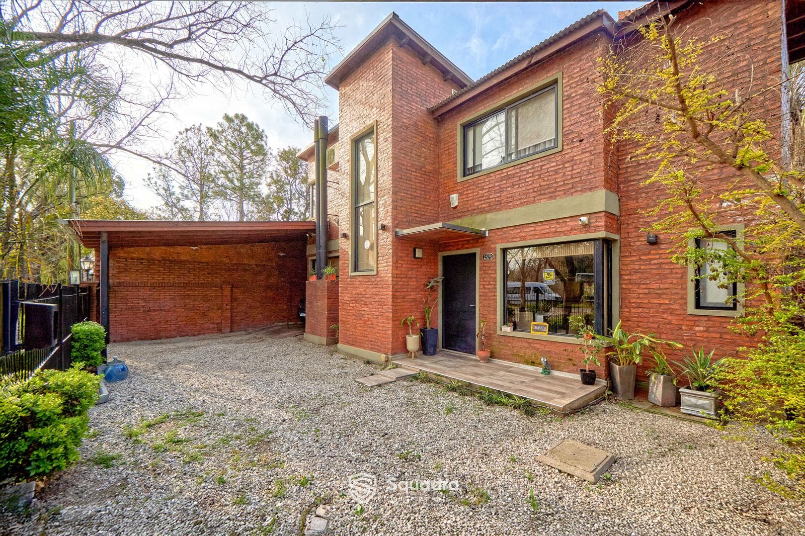 FOR SALE | TRADE - Two-bedroom house with a porch, garden, and pool - Funes.