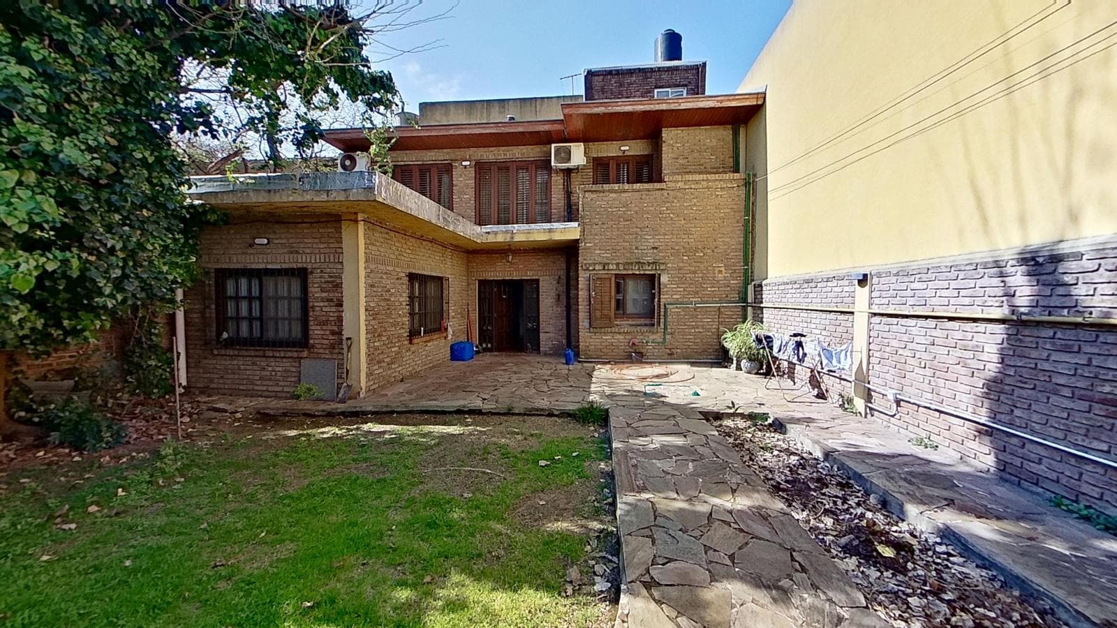 FOR SALE: House with a large yard and barbecue area in Quilmes Oeste