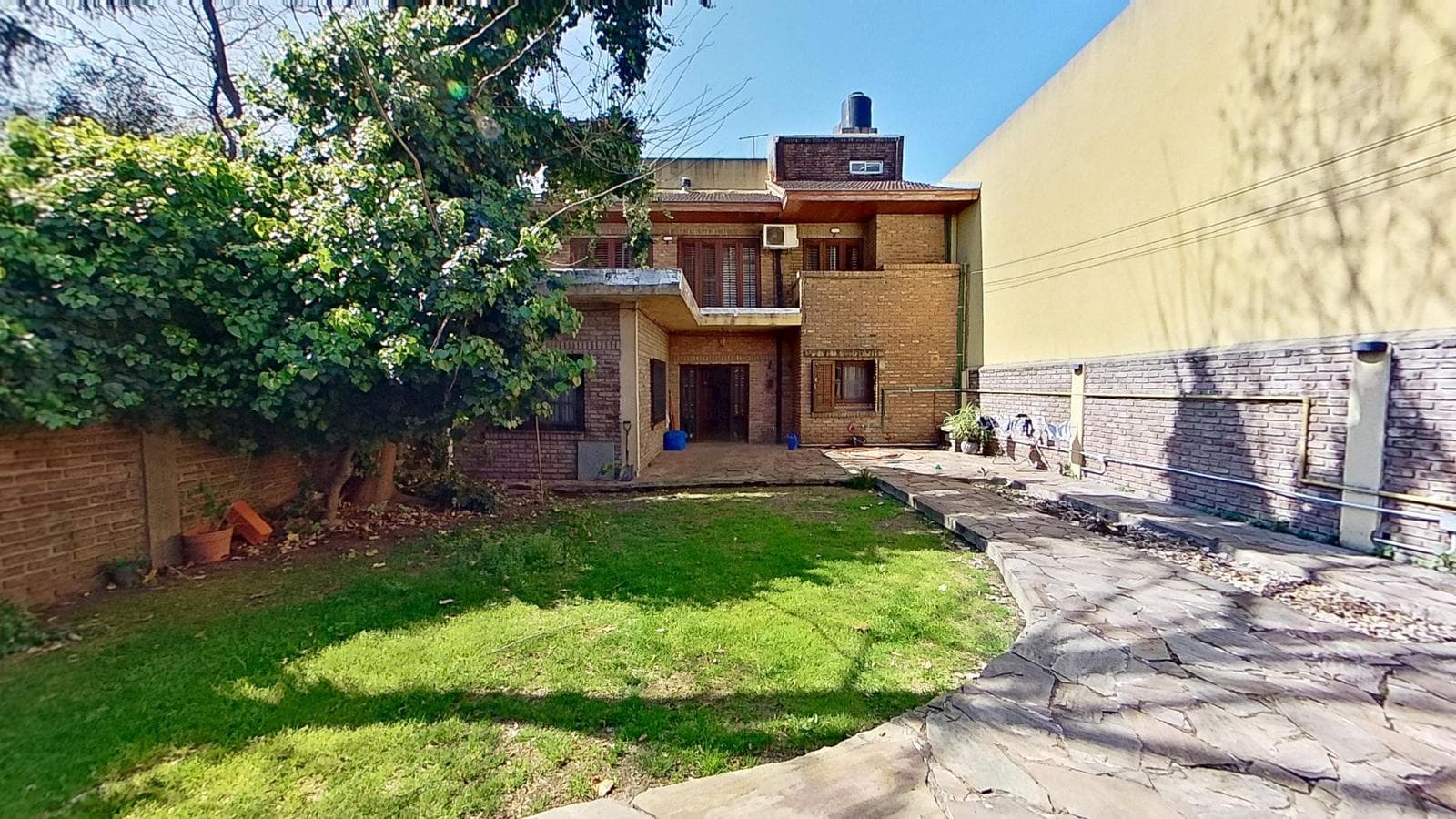 FOR SALE: House with a large yard and barbecue area in Quilmes Oeste