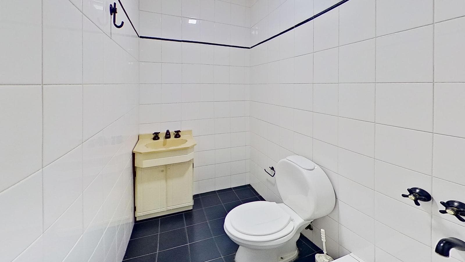 FOR SALE: House with a large yard and barbecue area in Quilmes Oeste
