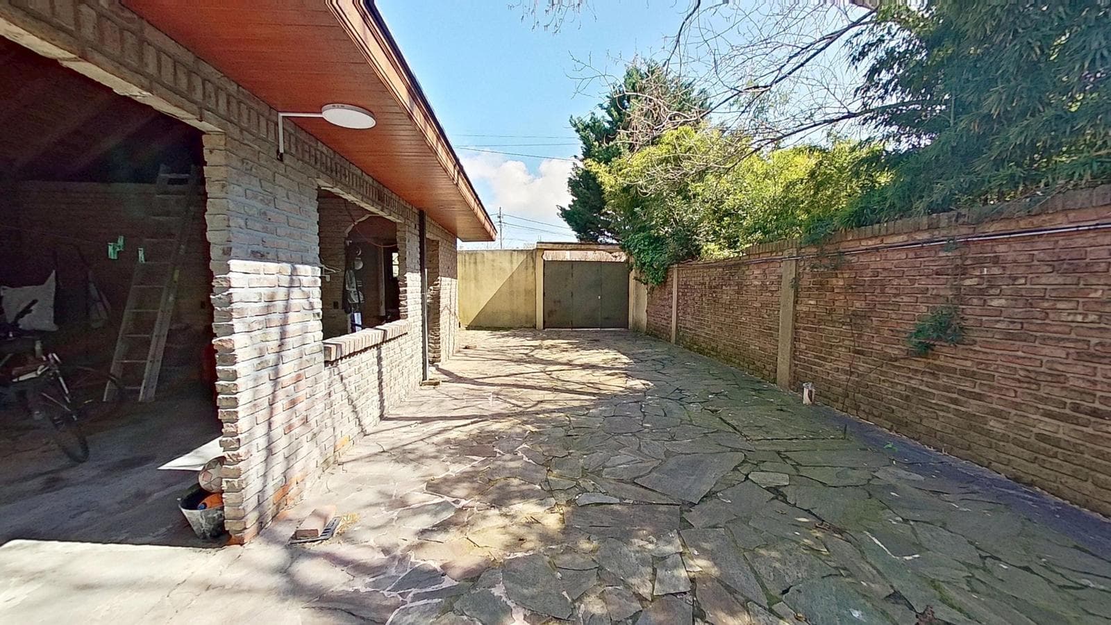 FOR SALE: House with a large yard and barbecue area in Quilmes Oeste