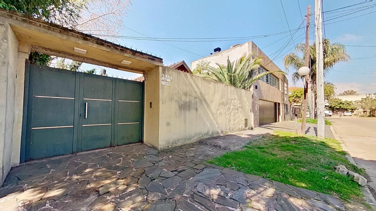 FOR SALE: House with a large yard and barbecue area in Quilmes Oeste