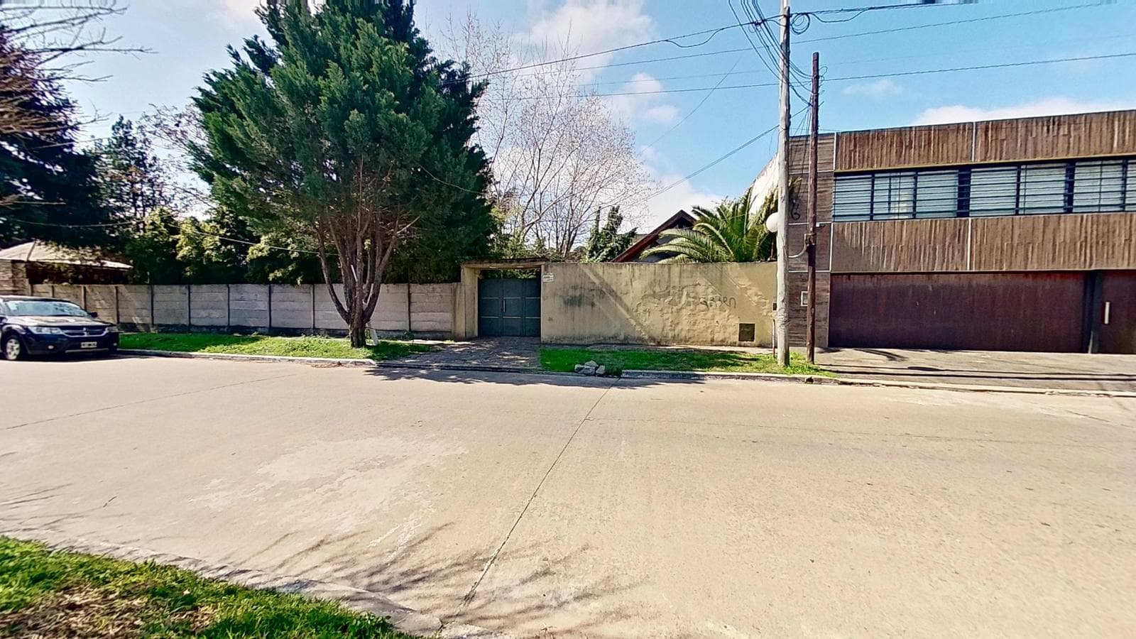 FOR SALE: House with a large yard and barbecue area in Quilmes Oeste