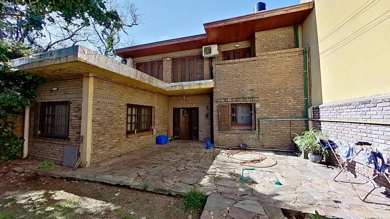 FOR SALE: House with a large yard and barbecue area in Quilmes Oeste