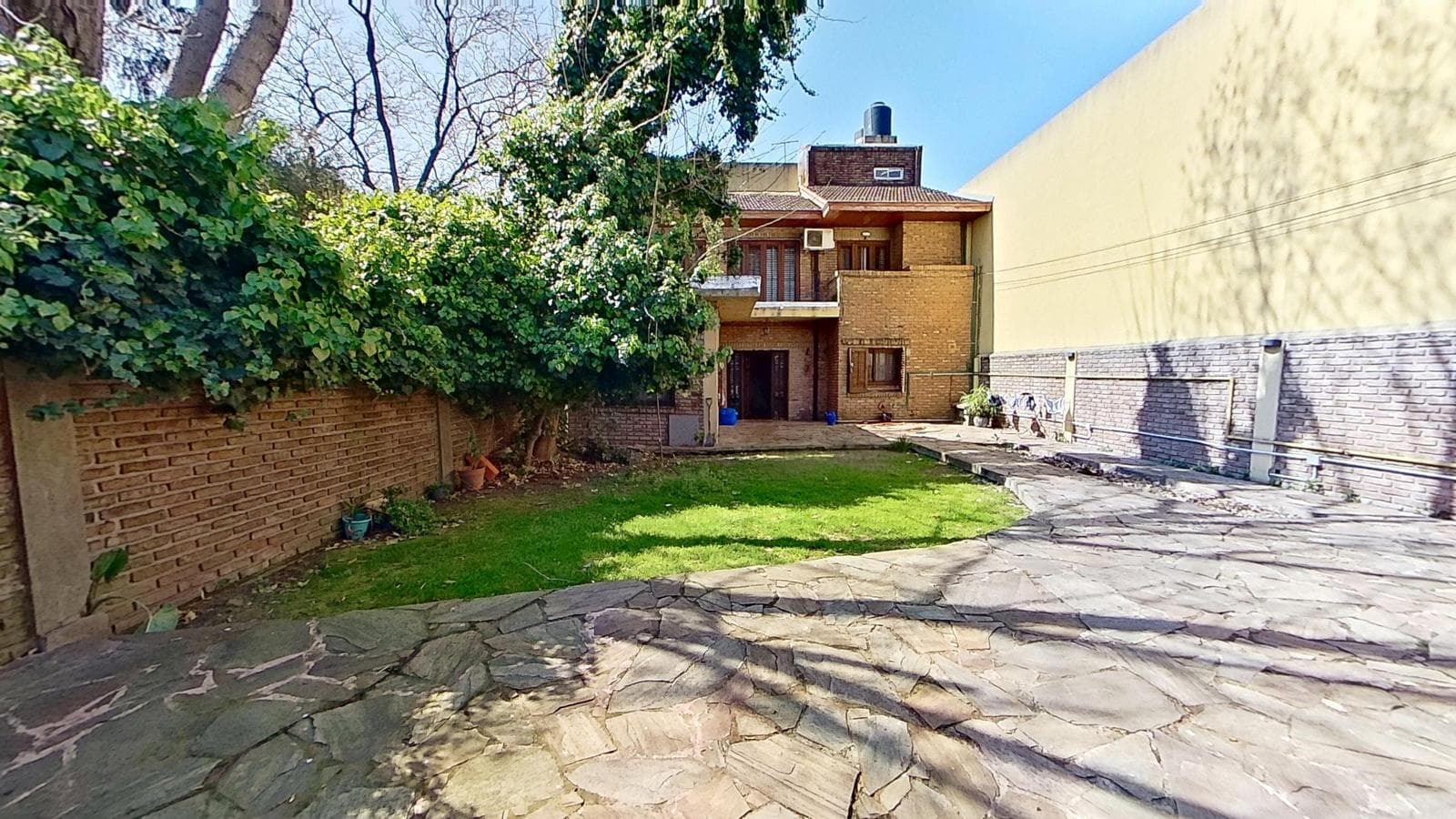 FOR SALE: House with a large yard and barbecue area in Quilmes Oeste