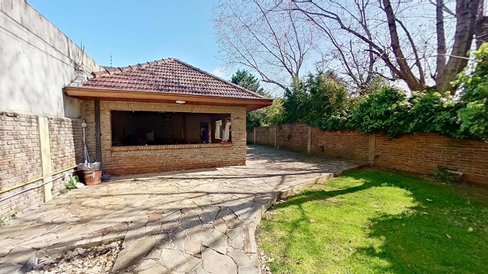 FOR SALE: House with a large yard and barbecue area in Quilmes Oeste