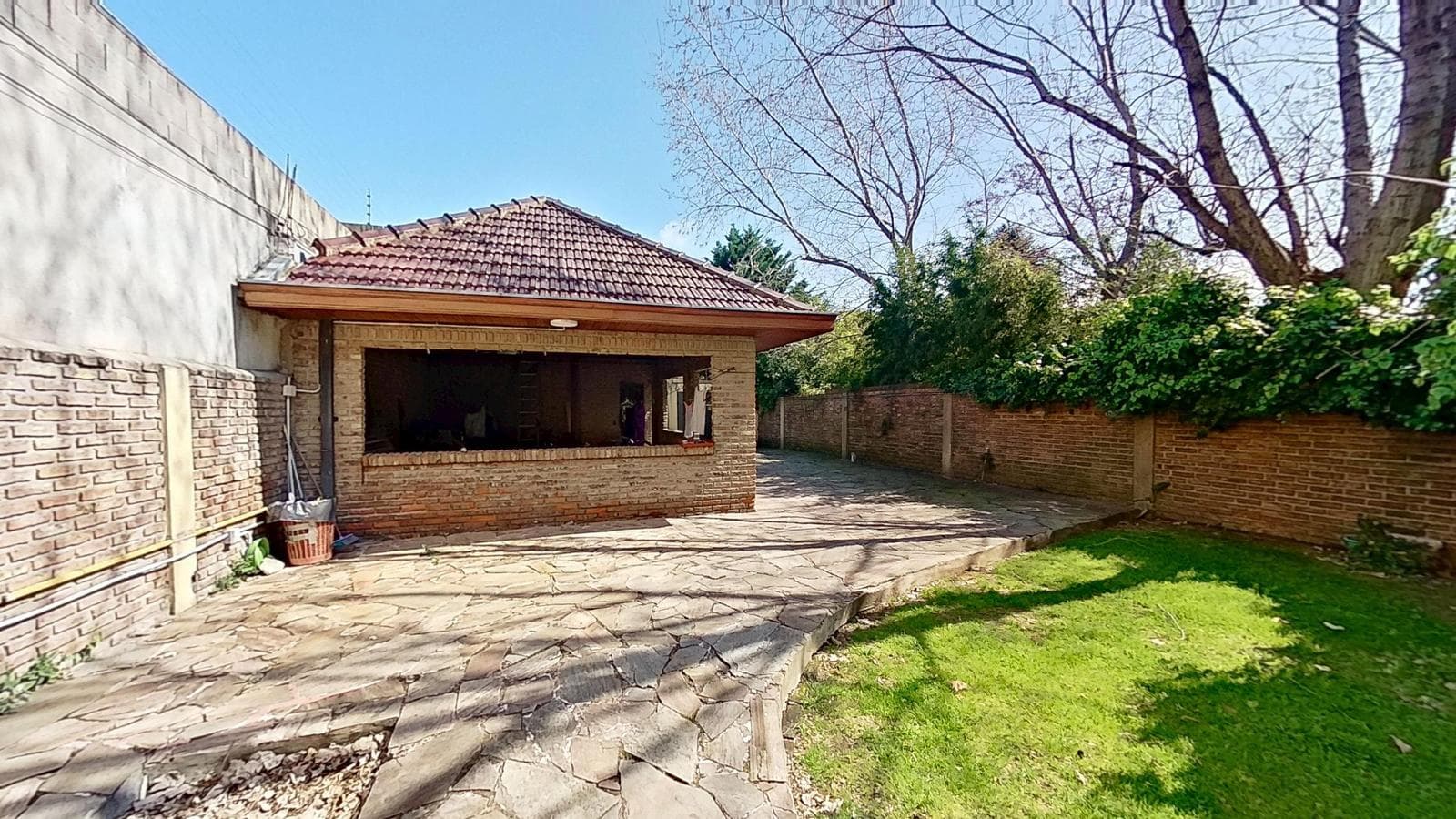 FOR SALE: House with a large yard and barbecue area in Quilmes Oeste