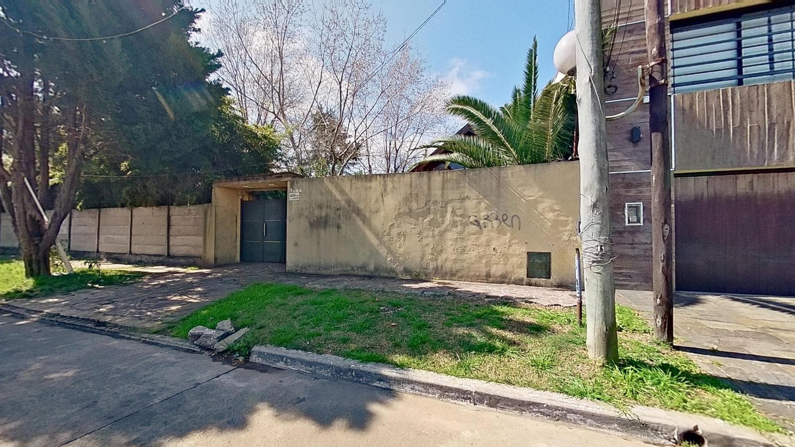 FOR SALE: House with a large yard and barbecue area in Quilmes Oeste