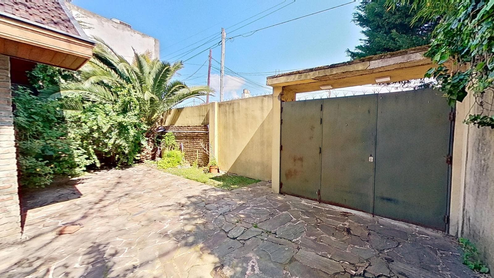 FOR SALE: House with a large yard and barbecue area in Quilmes Oeste