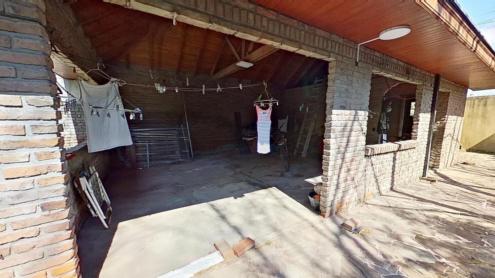 FOR SALE: House with a large yard and barbecue area in Quilmes Oeste