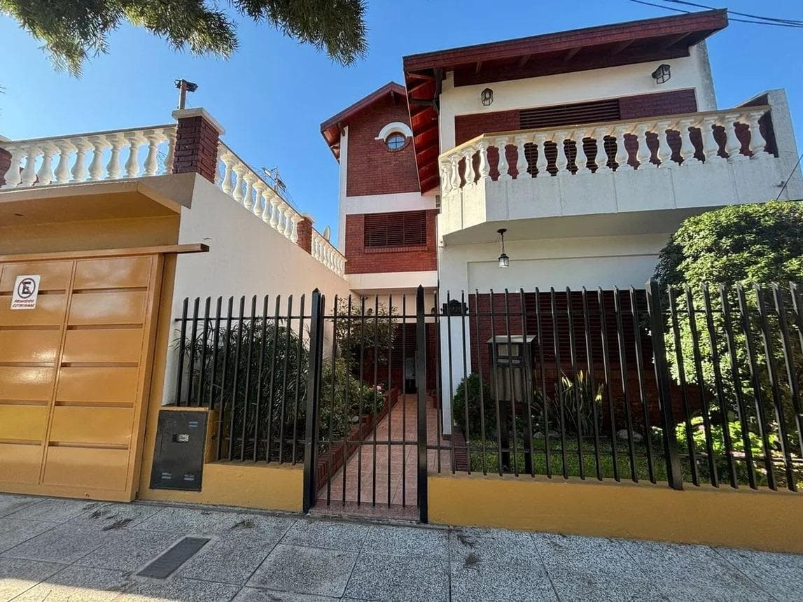 Chelet-style house for sale in G. de Laferrere