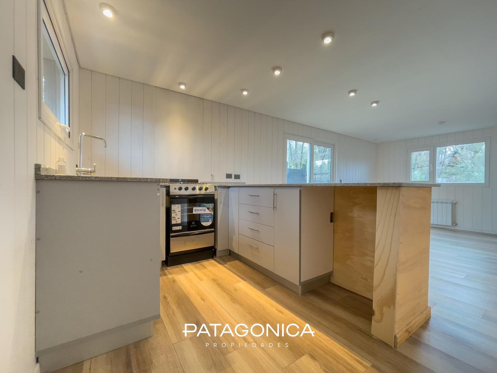 BRAND-NEW HOUSE FOR SALE. 2 bedrooms + garden. Natural gas. Tres Cerros neighborhood