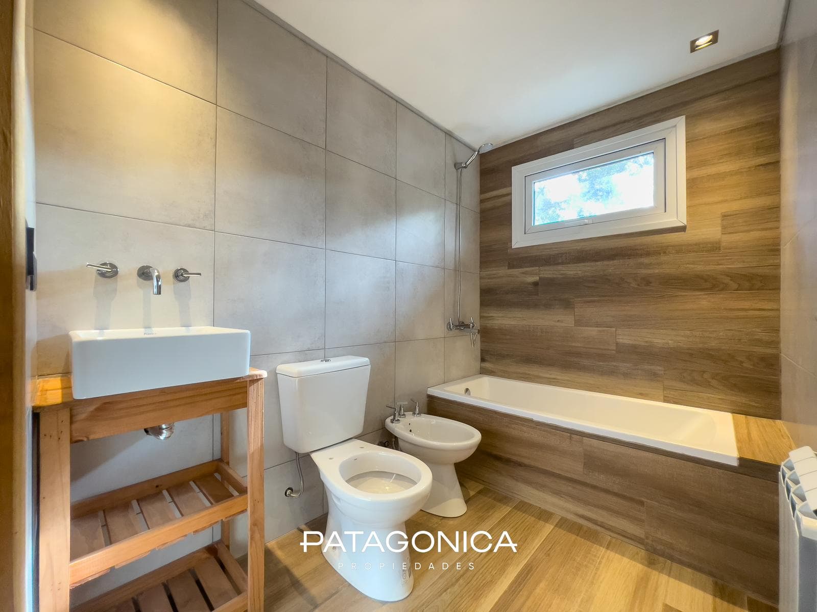 BRAND-NEW HOUSE FOR SALE. 2 bedrooms + garden. Natural gas. Tres Cerros neighborhood