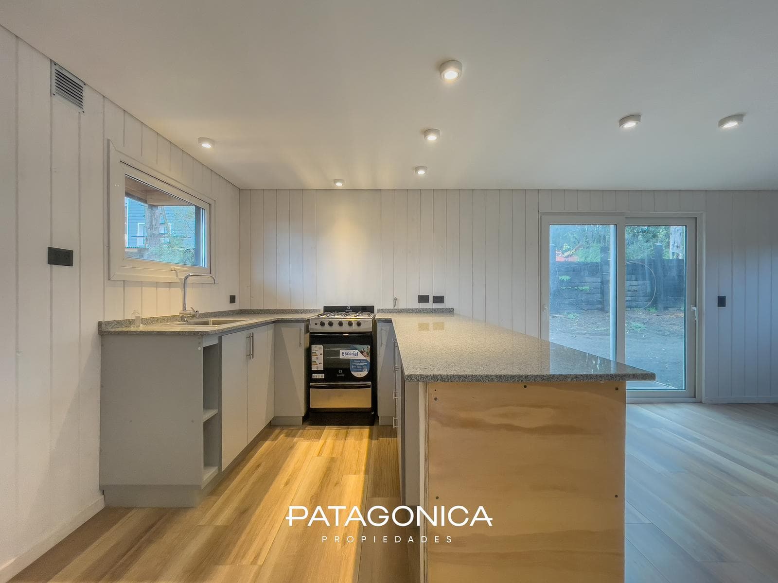 BRAND-NEW HOUSE FOR SALE. 2 bedrooms + garden. Natural gas. Tres Cerros neighborhood