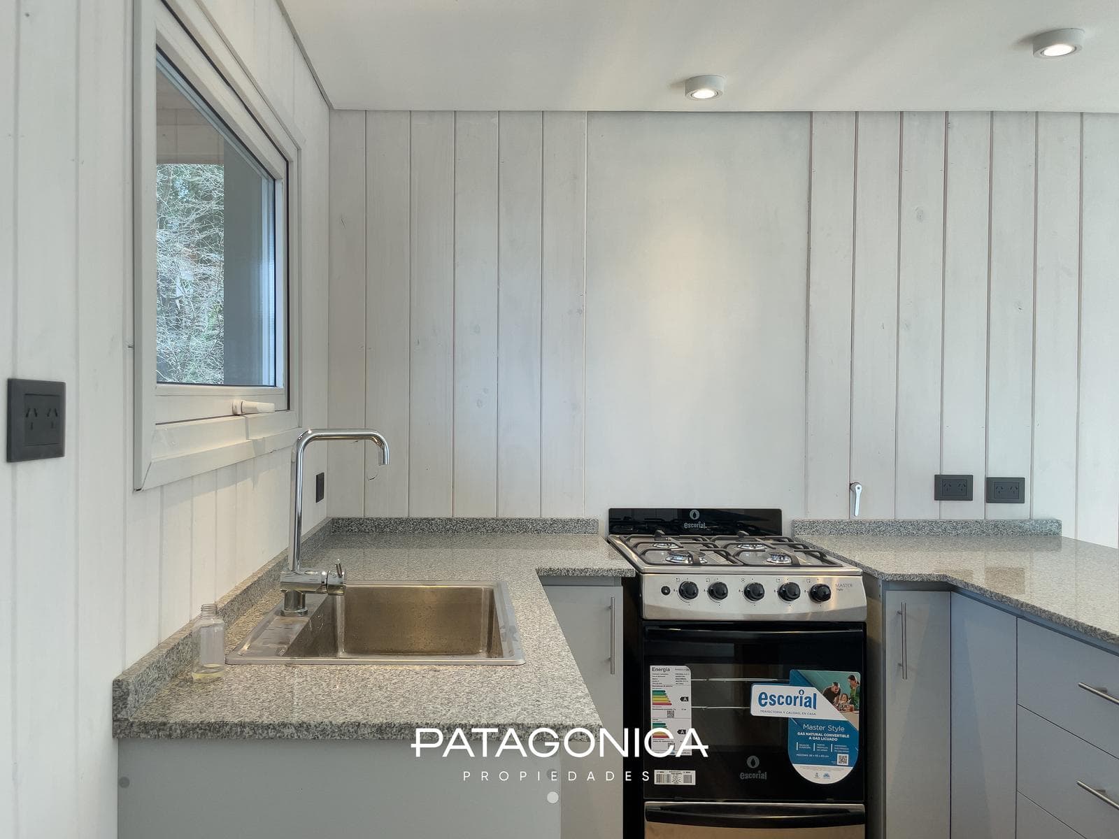 BRAND-NEW HOUSE FOR SALE. 2 bedrooms + garden. Natural gas. Tres Cerros neighborhood