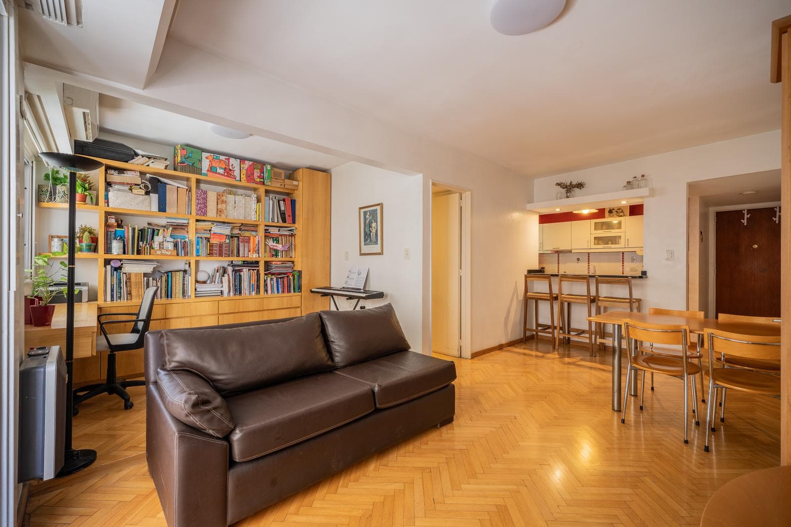 Apartment for Sale in Colegiales, Palpa: 3 rooms, 2 bedrooms, office, balcony, storage room