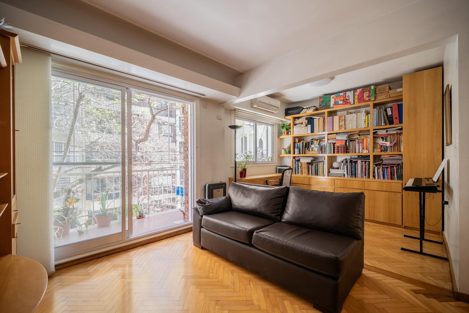 Apartment for Sale in Colegiales, Palpa: 3 rooms, 2 bedrooms, office, balcony, storage room