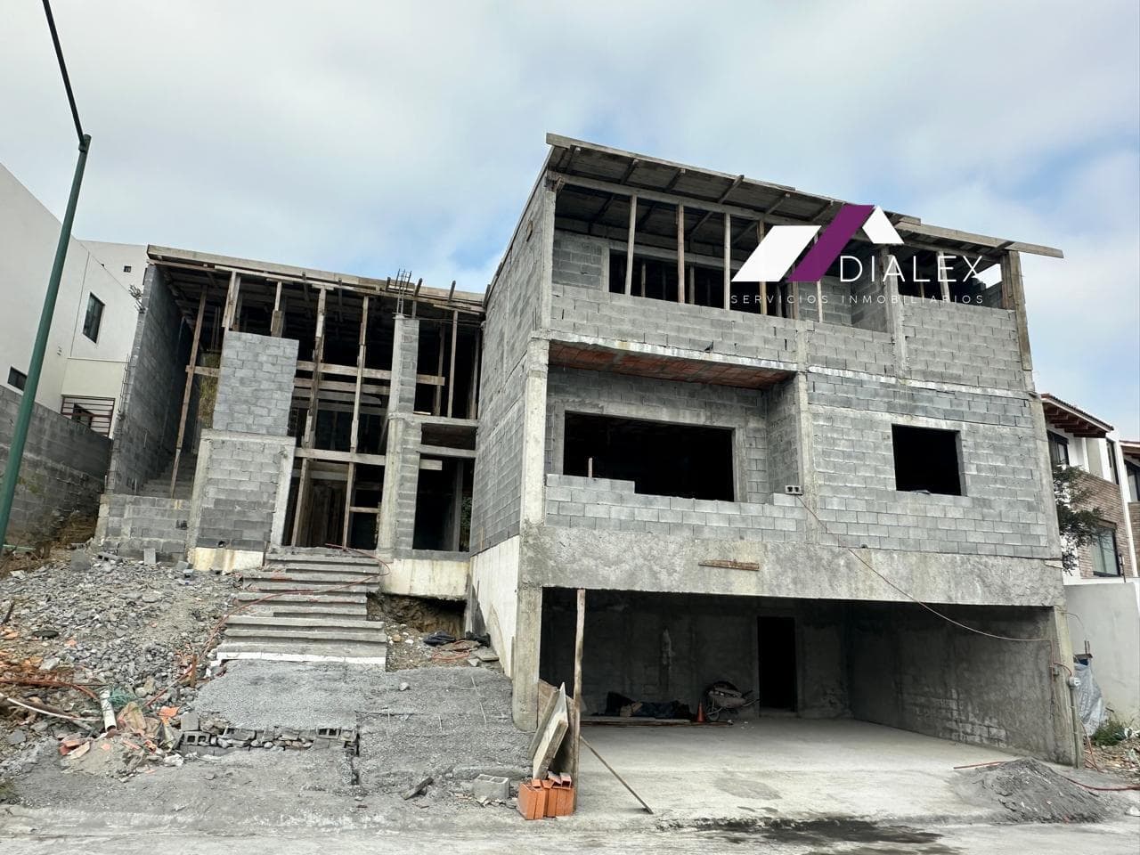 FOR SALE: 510 m2 House in the LA TOSCANA RESIDENCIAL Subdivision on the National Highway in MONTERREY