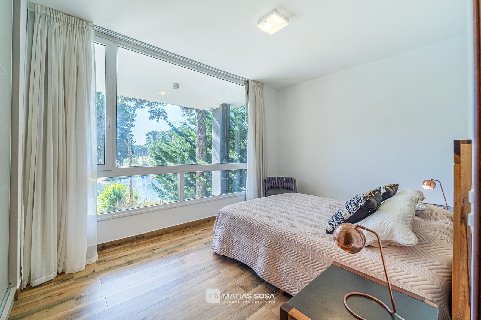 Venta - Casa 5 Ambientes Frente al Lago - Villarobles